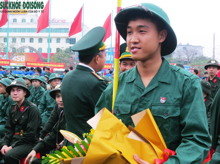 Nghệ An: Tân binh háo hức lên đường nhập ngũ - Ảnh 5. Nghệ An: Tân binh háo hức lên đường nhập ngũ - Ảnh 5.