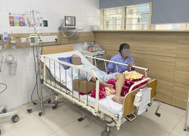Uống thuốc nam trộn chất cấm, cụ ông cấp cứu gấp - Ảnh 1.