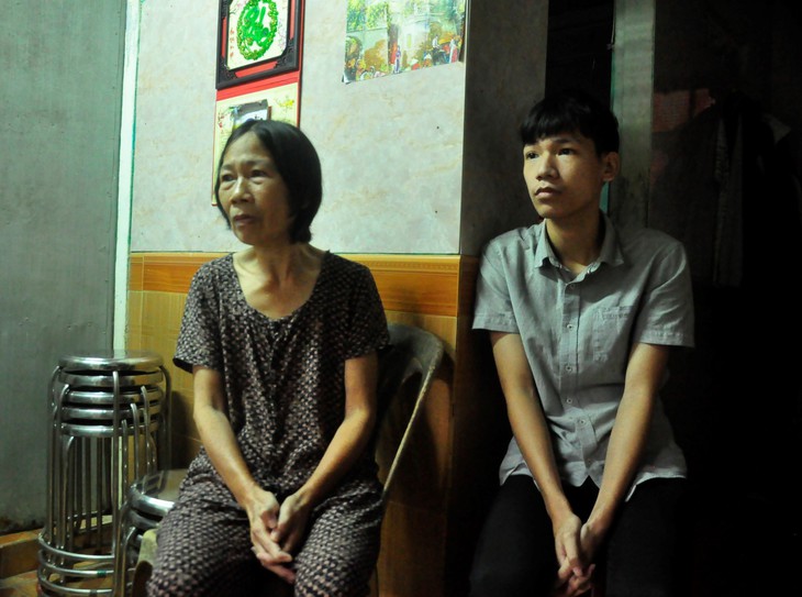 Mồ côi cha, 2 anh em làm thêm kiếm tiền nuôi mẹ điều trị ung thư, học đại học - Ảnh 1.