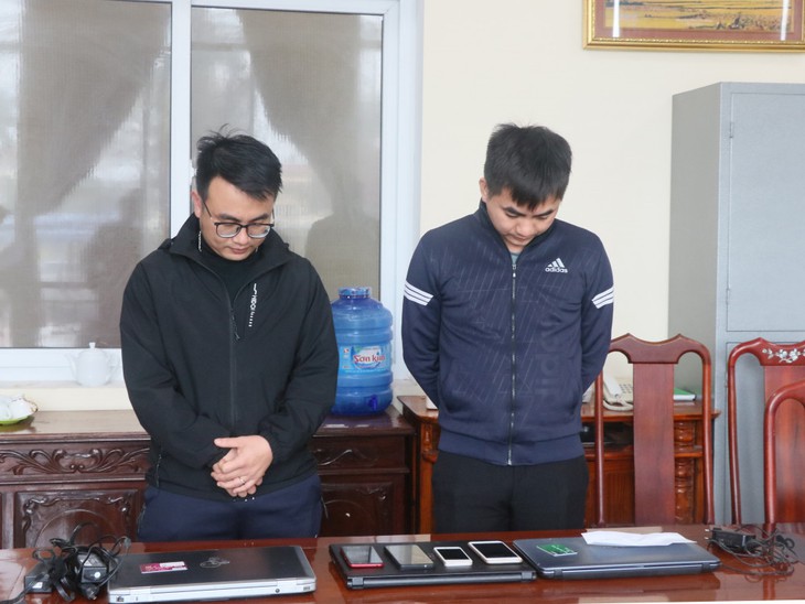 Khởi tố 2 đối tượng mua bán thông tin cá nhân, thu lợi hàng trăm triệu đồng
- Ảnh 1. Khởi tố 2 đối tượng mua bán thông tin cá nhân, thu lợi hàng trăm triệu đồng
- Ảnh 1.