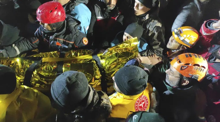 Thảm họa động đất Thổ Nhĩ Kỳ-Syria: Chạy đua với thời gian giải cứu các nạn nhân mắc kẹt - Ảnh 9.