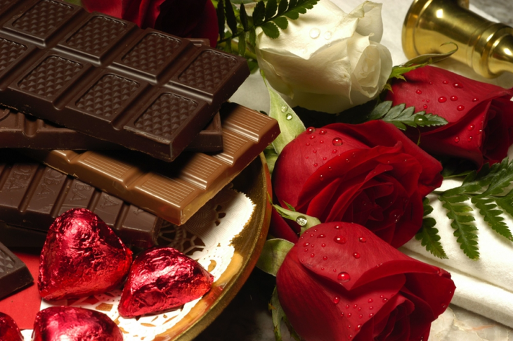 Tại sao hoa hồng và socola là món quà không thể thiếu trong ngày Valentine? - Ảnh 1. Tại sao hoa hồng và socola là món quà không thể thiếu trong ngày Valentine? - Ảnh 1.