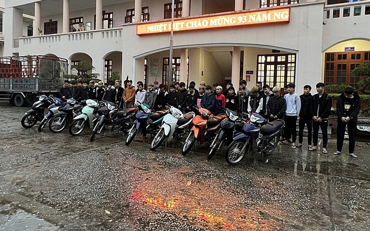 Tạm giữ hình sự hơn 30 đối tượng mang hung khí chuẩn bị hỗn chiến