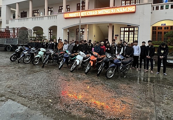 Tạm giữ hình sự hơn 30 đối tượng mang hung khí chuẩn bị hỗn chiến - Ảnh 1.