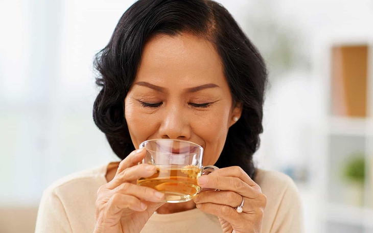 9 loại trà thảo dược giúp giảm triệu chứng mãn kinh