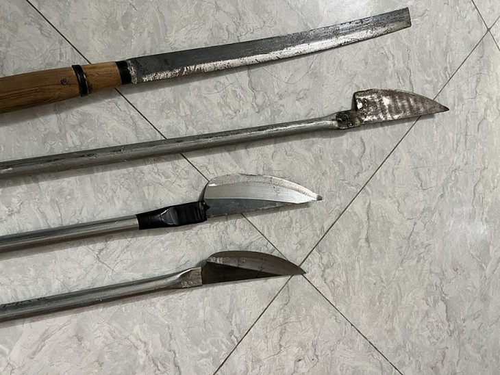 Tạm giữ hình sự hơn 30 đối tượng mang hung khí chuẩn bị hỗn chiến - Ảnh 3.