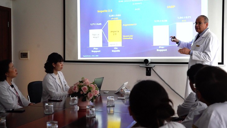 Can thiệp mạch vành "chuẩn Mỹ" tại Vinmec: Nấc thang mới trong điều trị bệnh tim mạch tại Việt Nam - Ảnh 3. Can thiệp mạch vành "chuẩn Mỹ" tại Vinmec: Nấc thang mới trong điều trị bệnh tim mạch tại Việt Nam - Ảnh 3.