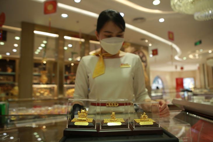 Giá vàng hôm nay (8/2): Phục hồi trở lại, vàng trong nước cao hơn thế giới 14 triệu/lượng - Ảnh 4.