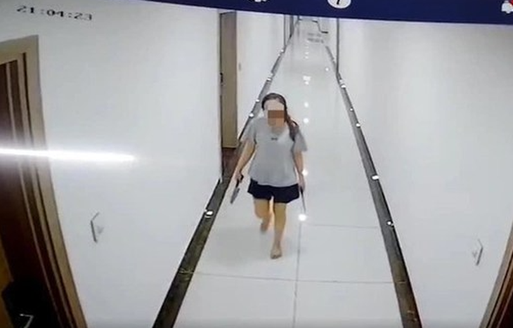 Người phụ nữ cầm dao đe dọa hàng xóm được đưa vào bệnh viện để điều trị - Ảnh 2.