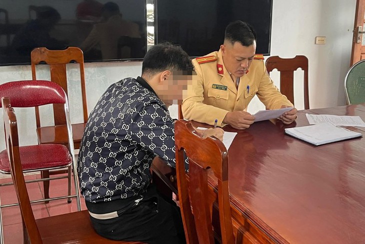 Lại thêm một vụ tài xế bỏ chạy khi CSGT yêu cầu dừng xe kiểm tra - Ảnh 1.