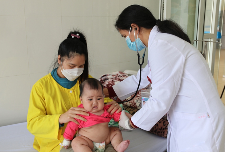 Cứu bé 6 tháng tuổi nguy kịch do viêm não mô cầu - Ảnh 1. Cứu bé 6 tháng tuổi nguy kịch do viêm não mô cầu - Ảnh 1.