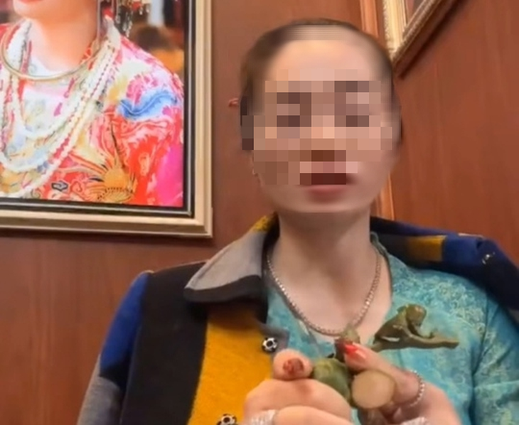 Điểm lại những phát ngôn "dậy sóng MXH" của cô đồng bổ cau "đúng nhận sai cãi" - Ảnh 1. Điểm lại những phát ngôn "dậy sóng MXH" của cô đồng bổ cau "đúng nhận sai cãi" - Ảnh 1.
