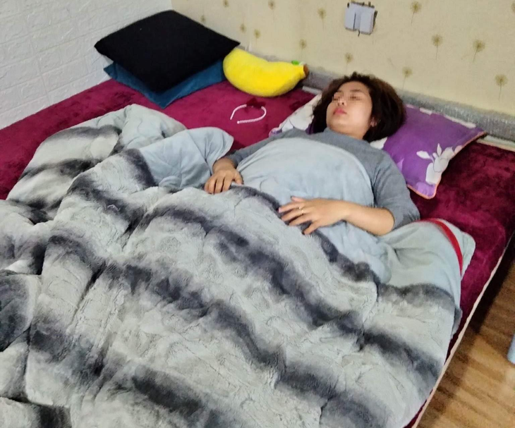 Khoảnh khắc trâu ‘điên’ tấn công, húc người phụ nữ văng lên không trung - Ảnh 2.