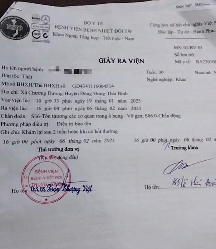 Khoảnh khắc trâu ‘điên’ tấn công, húc người phụ nữ văng lên không trung - Ảnh 3.
