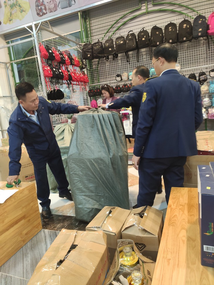 Liên tiếp phát hiện, xử phạt doanh nghiệp buôn bán hàng hóa giả mạo, nhập lậu - Ảnh 1. Liên tiếp phát hiện, xử phạt doanh nghiệp buôn bán hàng hóa giả mạo, nhập lậu - Ảnh 1.