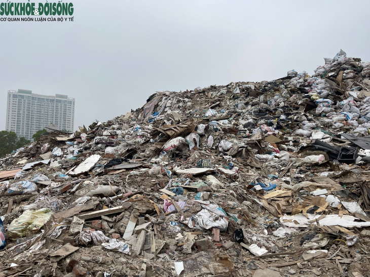 Rác thải chất thành 'núi', ngổn ngang trên một số tuyến đường Hà Nội - Ảnh 2. Rác thải chất thành 'núi', ngổn ngang trên một số tuyến đường Hà Nội - Ảnh 2.