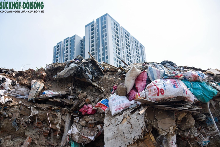 Rác thải chất thành 'núi', ngổn ngang trên một số tuyến đường Hà Nội - Ảnh 4. Rác thải chất thành 'núi', ngổn ngang trên một số tuyến đường Hà Nội - Ảnh 4.