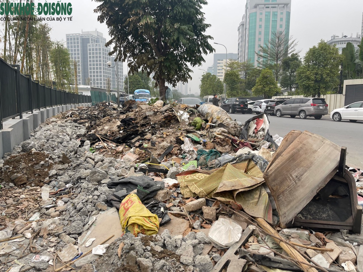 Rác thải chất thành 'núi', ngổn ngang trên một số tuyến đường Hà Nội - Ảnh 7. Rác thải chất thành 'núi', ngổn ngang trên một số tuyến đường Hà Nội - Ảnh 7.