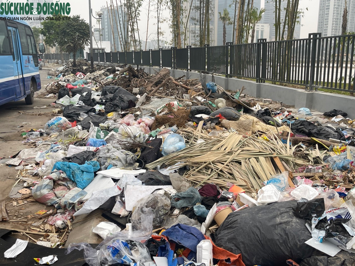 Rác thải chất thành 'núi', ngổn ngang trên một số tuyến đường Hà Nội - Ảnh 8. Rác thải chất thành 'núi', ngổn ngang trên một số tuyến đường Hà Nội - Ảnh 8.