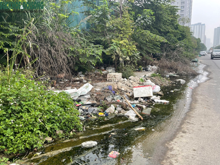 Rác thải chất thành 'núi', ngổn ngang trên một số tuyến đường Hà Nội - Ảnh 13. Rác thải chất thành 'núi', ngổn ngang trên một số tuyến đường Hà Nội - Ảnh 13.