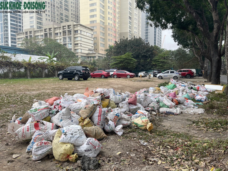 Rác thải chất thành 'núi', ngổn ngang trên một số tuyến đường Hà Nội - Ảnh 14. Rác thải chất thành 'núi', ngổn ngang trên một số tuyến đường Hà Nội - Ảnh 14.