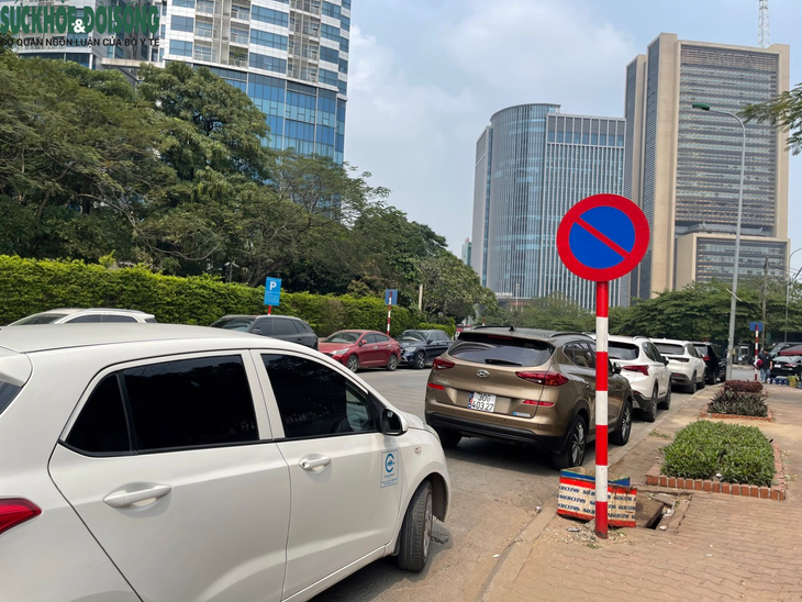 Ngang nhiễn đỗ ô tô dưới biển cấm, lấn chiếm lòng đường, vỉa hè - Ảnh 1. Ngang nhiễn đỗ ô tô dưới biển cấm, lấn chiếm lòng đường, vỉa hè - Ảnh 1.