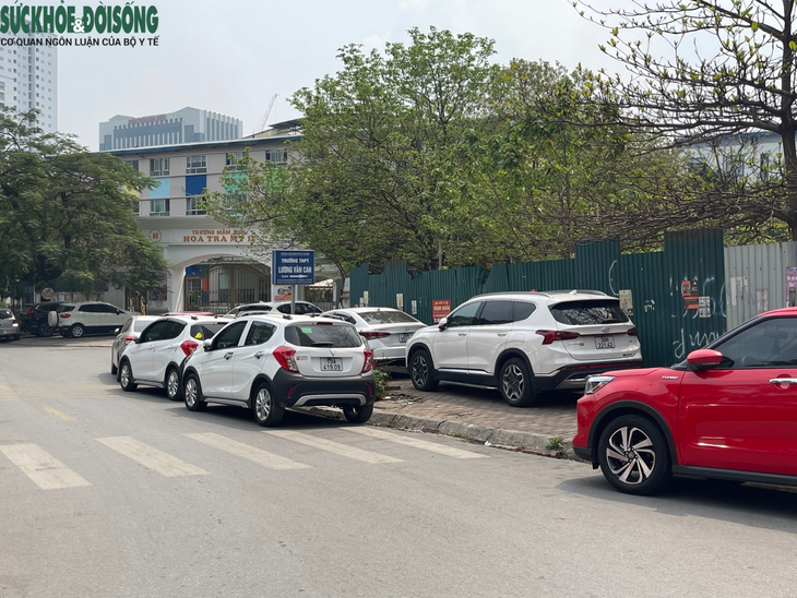 Ngang nhiễn đỗ ô tô dưới biển cấm, lấn chiếm lòng đường, vỉa hè - Ảnh 2. Ngang nhiễn đỗ ô tô dưới biển cấm, lấn chiếm lòng đường, vỉa hè - Ảnh 2.