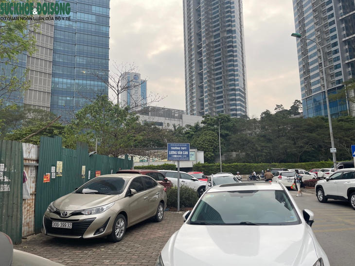 Ngang nhiễn đỗ ô tô dưới biển cấm, lấn chiếm lòng đường, vỉa hè - Ảnh 3. Ngang nhiễn đỗ ô tô dưới biển cấm, lấn chiếm lòng đường, vỉa hè - Ảnh 3.