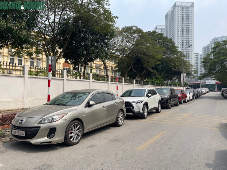Ngang nhiễn đỗ ô tô dưới biển cấm, lấn chiếm lòng đường, vỉa hè - Ảnh 4. Ngang nhiễn đỗ ô tô dưới biển cấm, lấn chiếm lòng đường, vỉa hè - Ảnh 4.