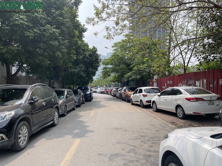 Ngang nhiễn đỗ ô tô dưới biển cấm, lấn chiếm lòng đường, vỉa hè - Ảnh 5. Ngang nhiễn đỗ ô tô dưới biển cấm, lấn chiếm lòng đường, vỉa hè - Ảnh 5.
