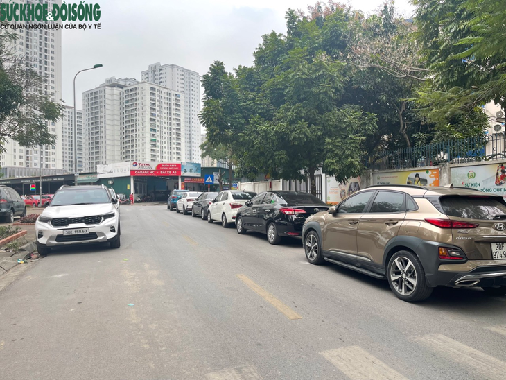 Ngang nhiễn đỗ ô tô dưới biển cấm, lấn chiếm lòng đường, vỉa hè - Ảnh 5. Ngang nhiễn đỗ ô tô dưới biển cấm, lấn chiếm lòng đường, vỉa hè - Ảnh 5.