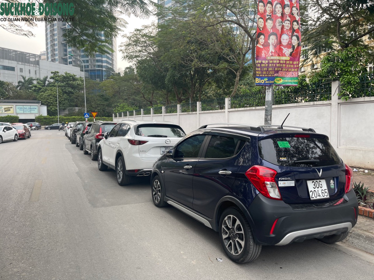 Ngang nhiễn đỗ ô tô dưới biển cấm, lấn chiếm lòng đường, vỉa hè - Ảnh 6. Ngang nhiễn đỗ ô tô dưới biển cấm, lấn chiếm lòng đường, vỉa hè - Ảnh 6.