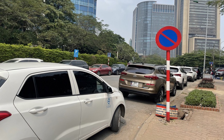 Ngang nhiên đỗ ô tô dưới biển cấm, lấn chiếm lòng đường, vỉa hè