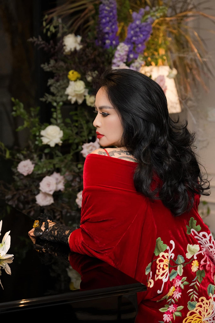 Diva Thanh Lam bên chồng bác sĩ: Nhan sắc U60 rực rỡ khiến fan khen hết lời - Ảnh 3. Diva Thanh Lam bên chồng bác sĩ: Nhan sắc U60 rực rỡ khiến fan khen hết lời - Ảnh 3.