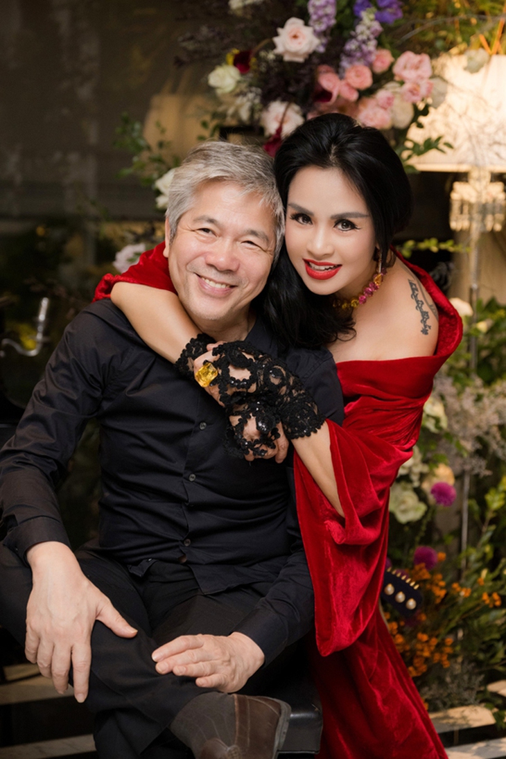 Diva Thanh Lam bên chồng bác sĩ: Nhan sắc U60 rực rỡ khiến fan khen hết lời - Ảnh 2. Diva Thanh Lam bên chồng bác sĩ: Nhan sắc U60 rực rỡ khiến fan khen hết lời - Ảnh 2.
