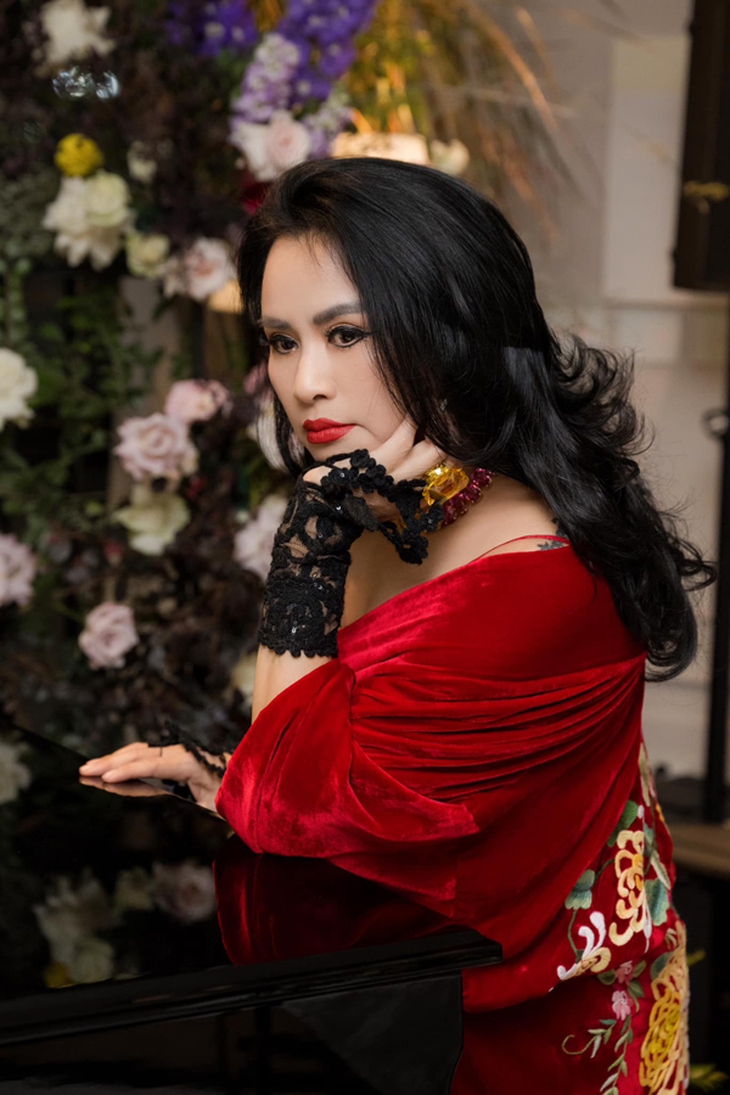 Diva Thanh Lam bên chồng bác sĩ: Nhan sắc U60 rực rỡ khiến fan khen hết lời - Ảnh 4. Diva Thanh Lam bên chồng bác sĩ: Nhan sắc U60 rực rỡ khiến fan khen hết lời - Ảnh 4.