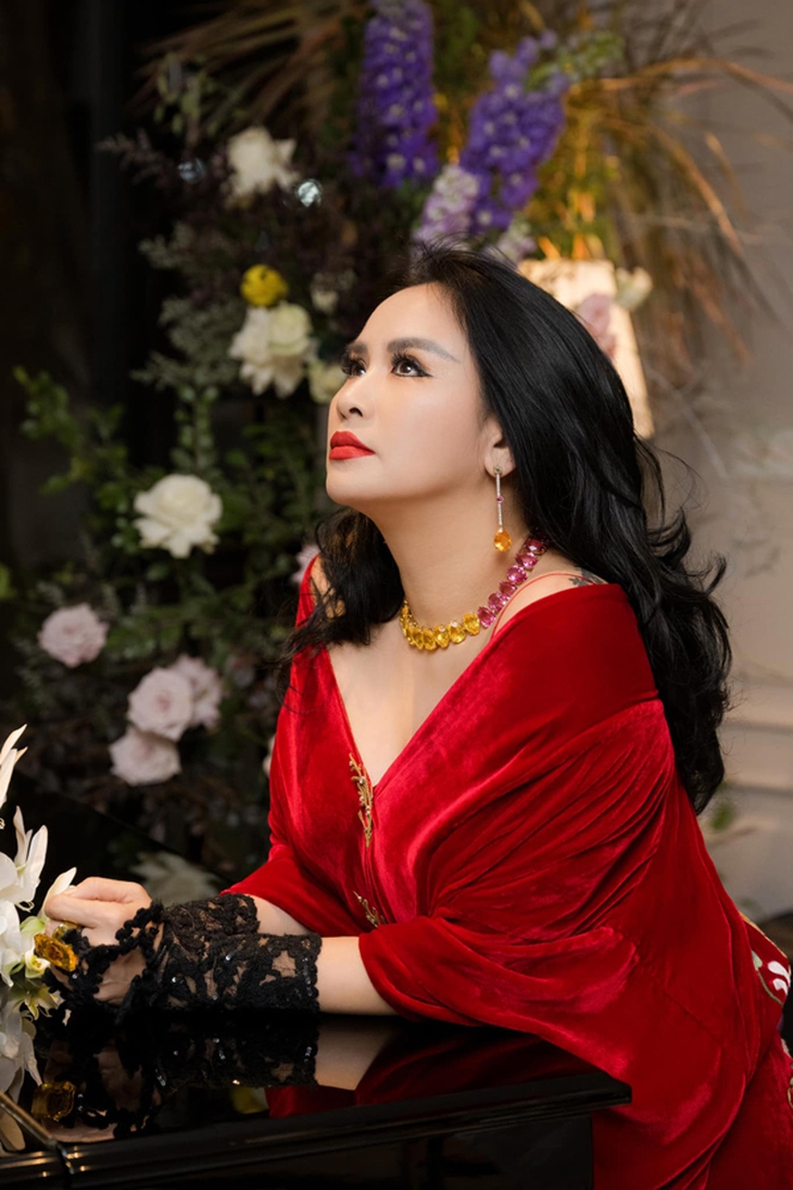Diva Thanh Lam bên chồng bác sĩ: Nhan sắc U60 rực rỡ khiến fan khen hết lời - Ảnh 5. Diva Thanh Lam bên chồng bác sĩ: Nhan sắc U60 rực rỡ khiến fan khen hết lời - Ảnh 5.