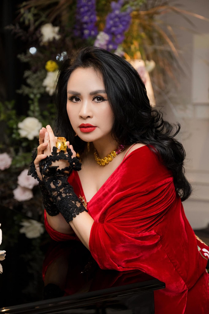 Diva Thanh Lam bên chồng bác sĩ: Nhan sắc U60 rực rỡ khiến fan khen hết lời - Ảnh 6. Diva Thanh Lam bên chồng bác sĩ: Nhan sắc U60 rực rỡ khiến fan khen hết lời - Ảnh 6.