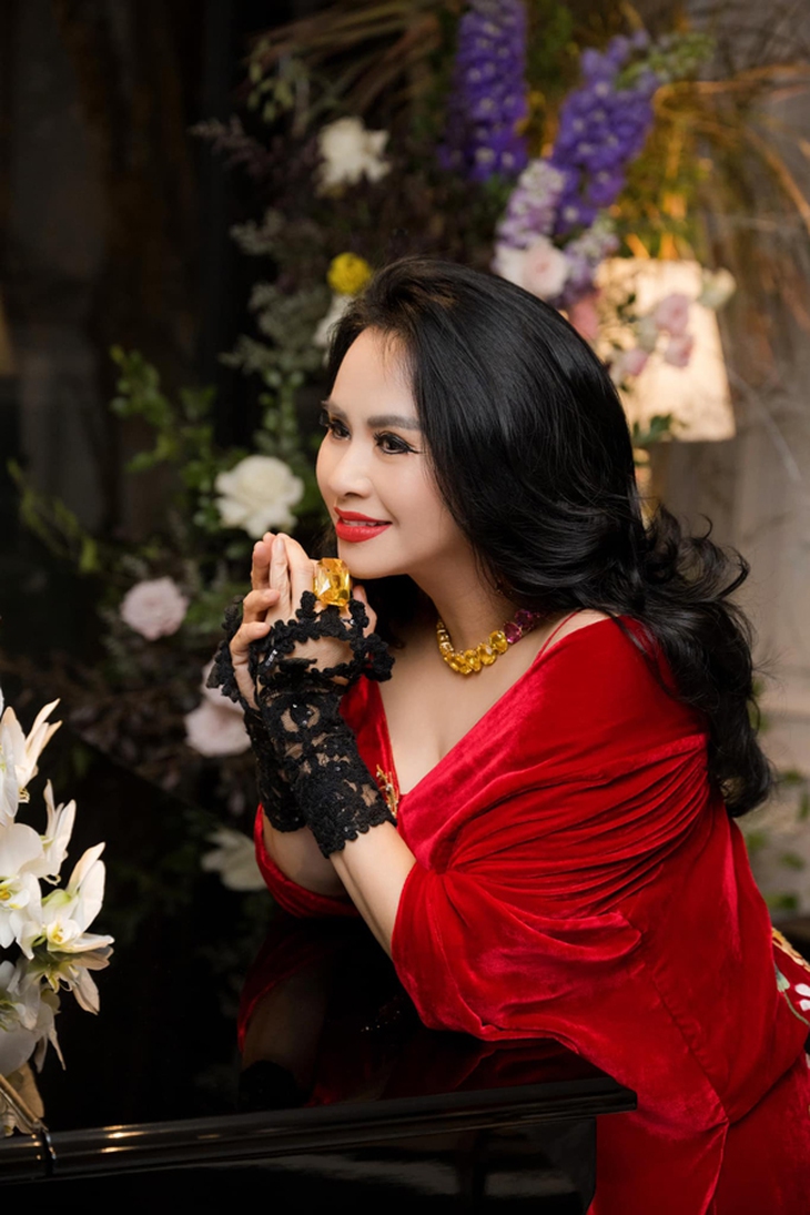 Diva Thanh Lam bên chồng bác sĩ: Nhan sắc U60 rực rỡ khiến fan khen hết lời - Ảnh 7. Diva Thanh Lam bên chồng bác sĩ: Nhan sắc U60 rực rỡ khiến fan khen hết lời - Ảnh 7.