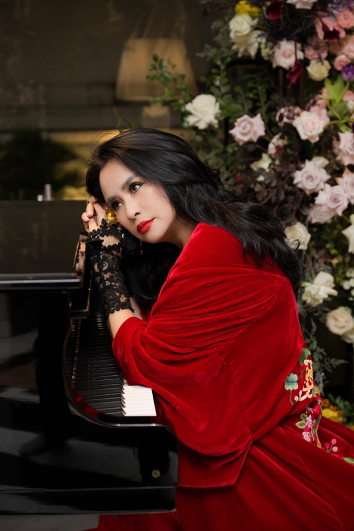 Diva Thanh Lam bên chồng bác sĩ: Nhan sắc U60 rực rỡ khiến fan khen hết lời - Ảnh 8. Diva Thanh Lam bên chồng bác sĩ: Nhan sắc U60 rực rỡ khiến fan khen hết lời - Ảnh 8.