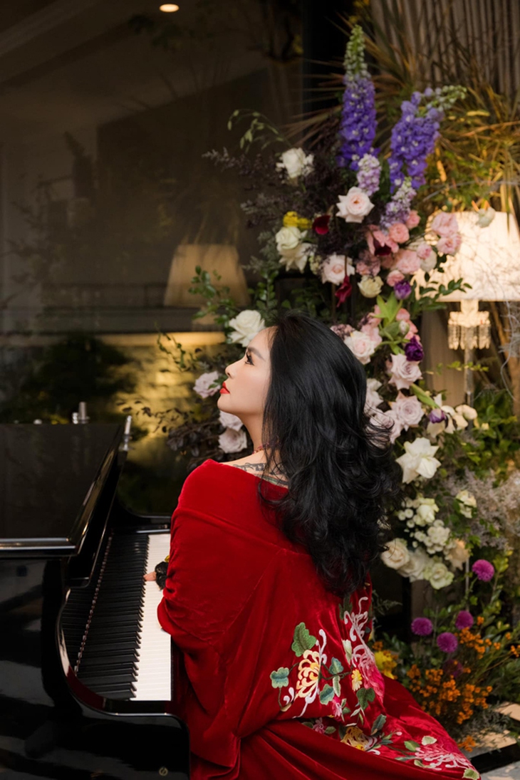 Diva Thanh Lam bên chồng bác sĩ: Nhan sắc U60 rực rỡ khiến fan khen hết lời - Ảnh 9. Diva Thanh Lam bên chồng bác sĩ: Nhan sắc U60 rực rỡ khiến fan khen hết lời - Ảnh 9.