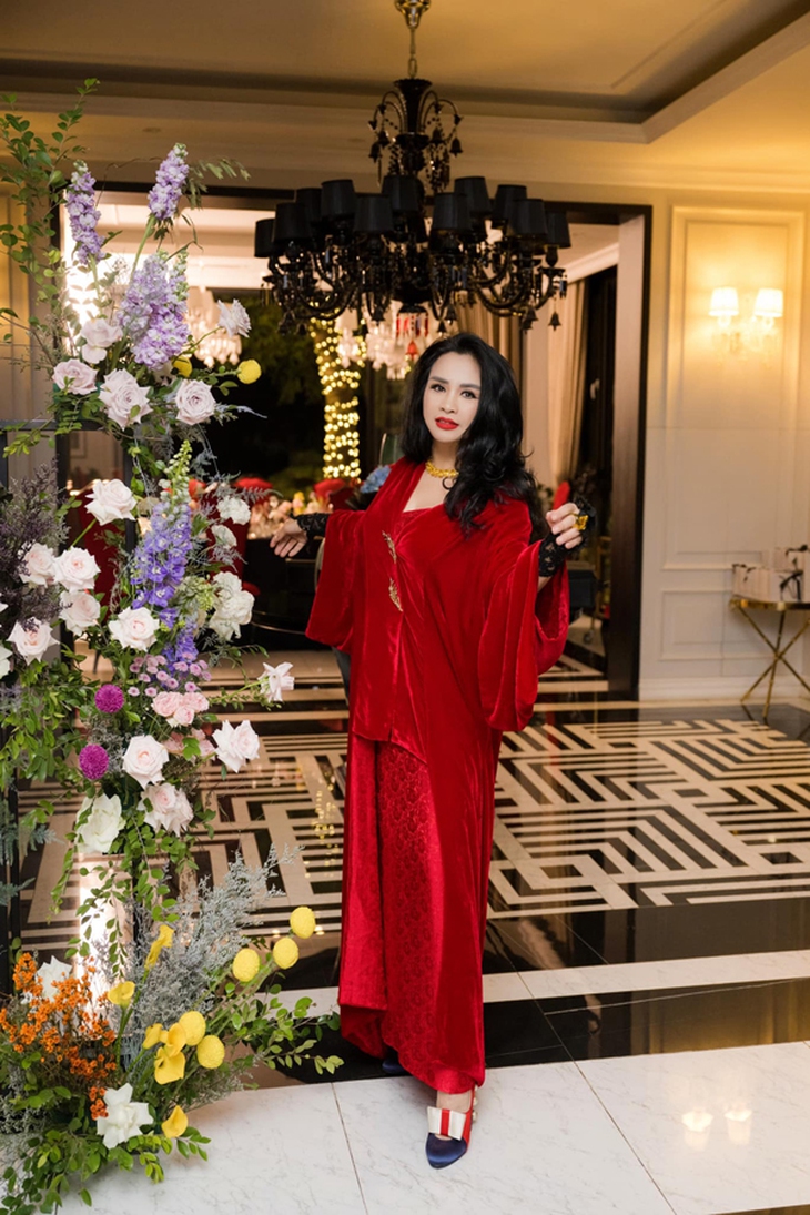 Diva Thanh Lam bên chồng bác sĩ: Nhan sắc U60 rực rỡ khiến fan khen hết lời - Ảnh 10. Diva Thanh Lam bên chồng bác sĩ: Nhan sắc U60 rực rỡ khiến fan khen hết lời - Ảnh 10.