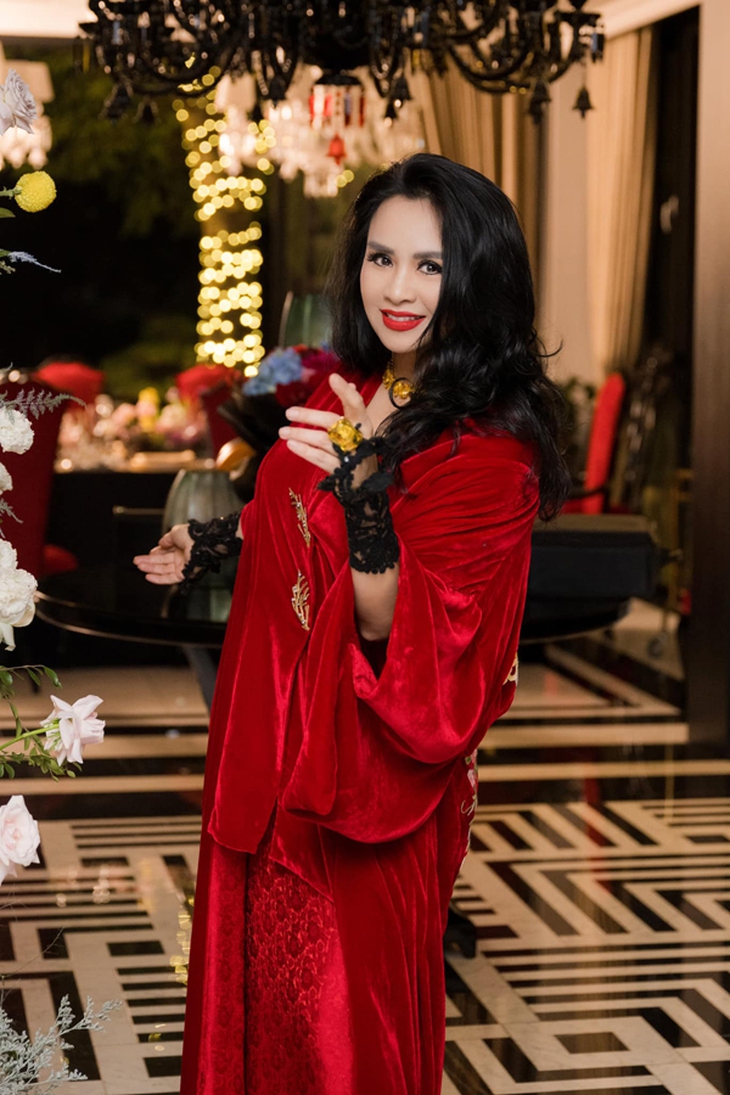 Diva Thanh Lam bên chồng bác sĩ: Nhan sắc U60 rực rỡ khiến fan khen hết lời - Ảnh 11. Diva Thanh Lam bên chồng bác sĩ: Nhan sắc U60 rực rỡ khiến fan khen hết lời - Ảnh 11.