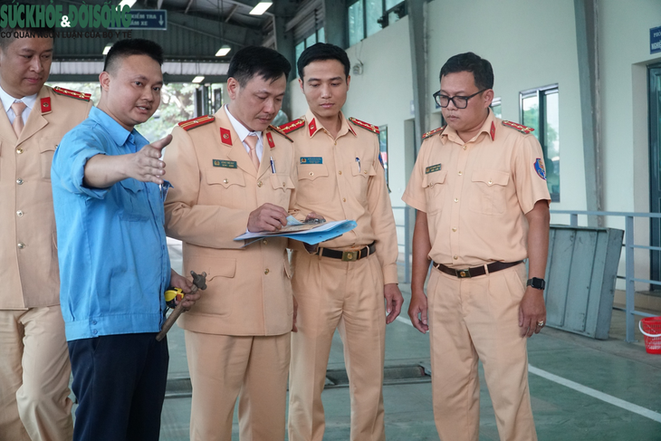 Tài xế xe tải ‘toát mồ hôi’ khi thấy CSGT tham gia đăng kiểm phương tiện - Ảnh 1.