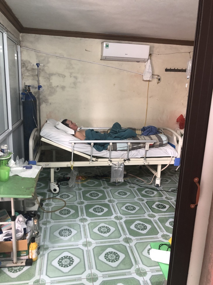 MS 828: Mẹ mất vì ung thư, ở vậy chăm sóc bố liệt giường giờ lại đối diện với nguy cơ mù hai mắt vì bệnh tật - Ảnh 2.