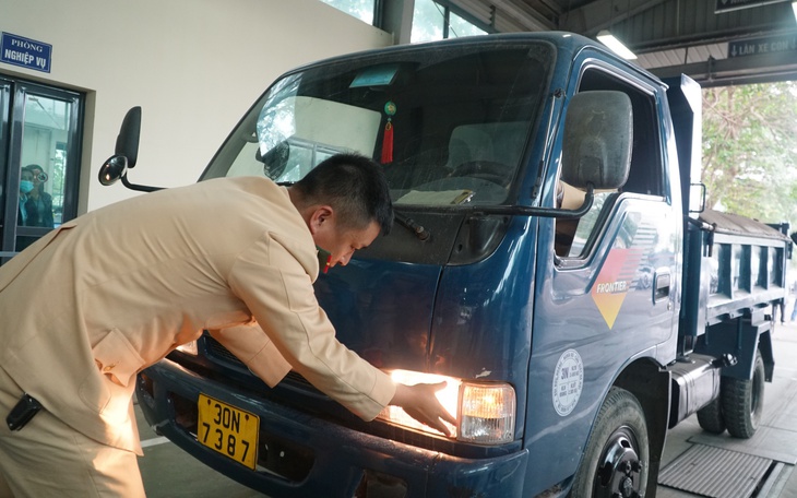 Tài xế xe tải ‘toát mồ hôi’ khi thấy CSGT tham gia đăng kiểm phương tiện