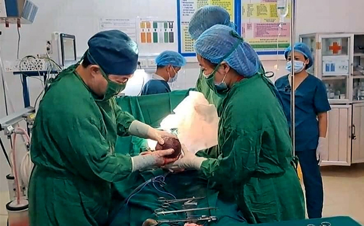 Chồng sản phụ 36 tuần bị cây đâm thủng bụng viết thư cảm ơn bác sĩ - Ảnh 1.