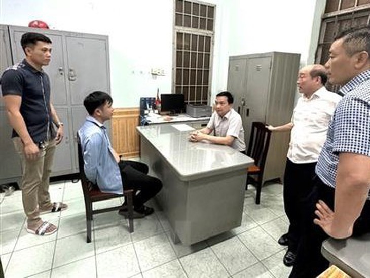 Giải cứu cháu bé bị đối tượng dùng xăng khống chế làm con tin - Ảnh 1.