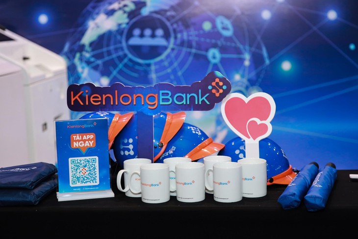 Lãi suất hấp dẫn 9,6% cùng hàng trăm giải thưởng giá trị khi khách hàng gửi tiết kiệm - Ảnh 2.