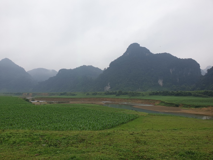 Người dân vùng "rốn lũ" mong khơi thông hang thoát nước để lũ không dâng lên tận nóc nhà - Ảnh 1.